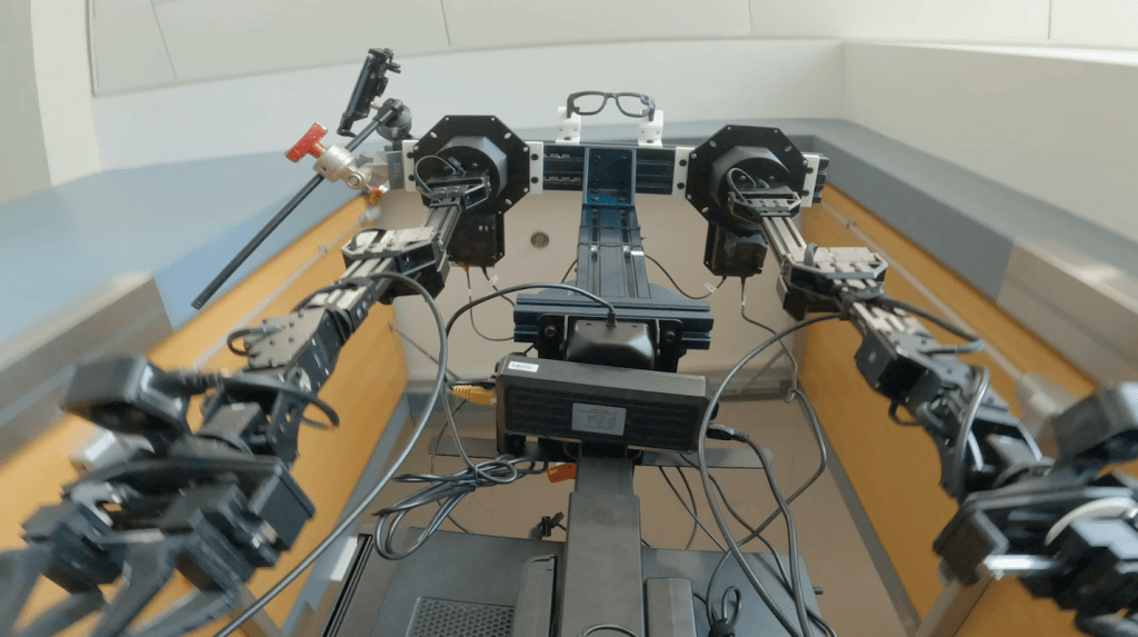 Smartglasses-wearing robots
